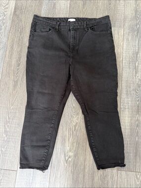 Good American Black Cropped Skinny Jeans with Raw Hem